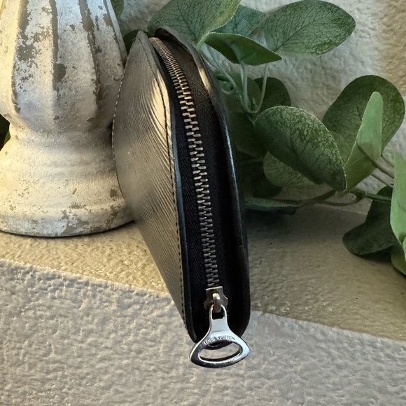 LOUIS VUITTON
Epi Demi Lune Pochette Black - Picture 4 of 17